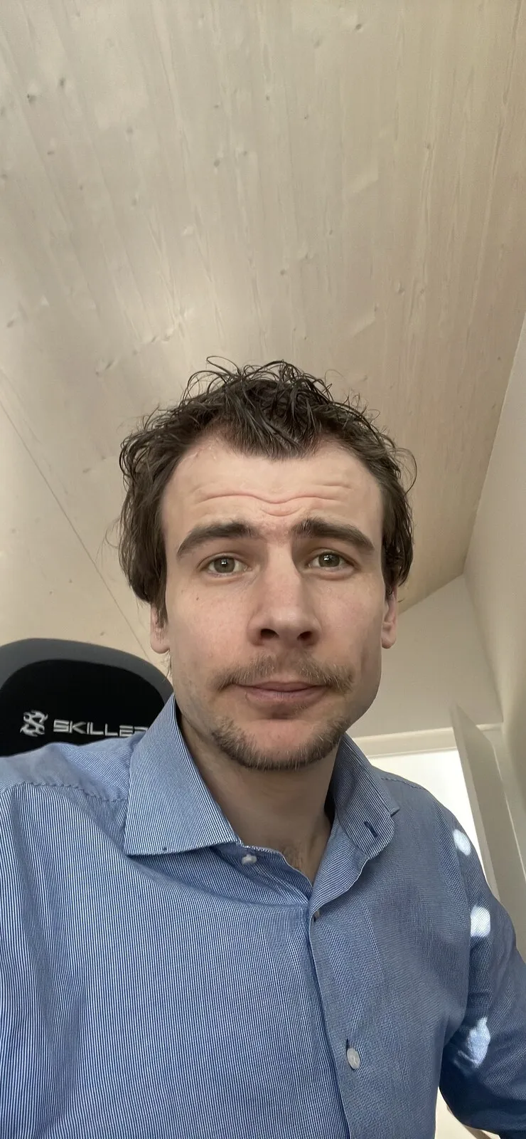 The photo of BEENZER #18: a selfie of Vincent at home.